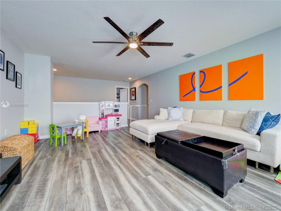 Recently Sold: $789,000 (5 beds, 2 baths, 3230 Square Feet)