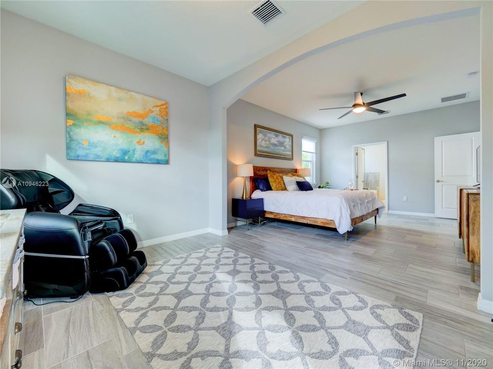 Recently Sold: $789,000 (5 beds, 2 baths, 3230 Square Feet)