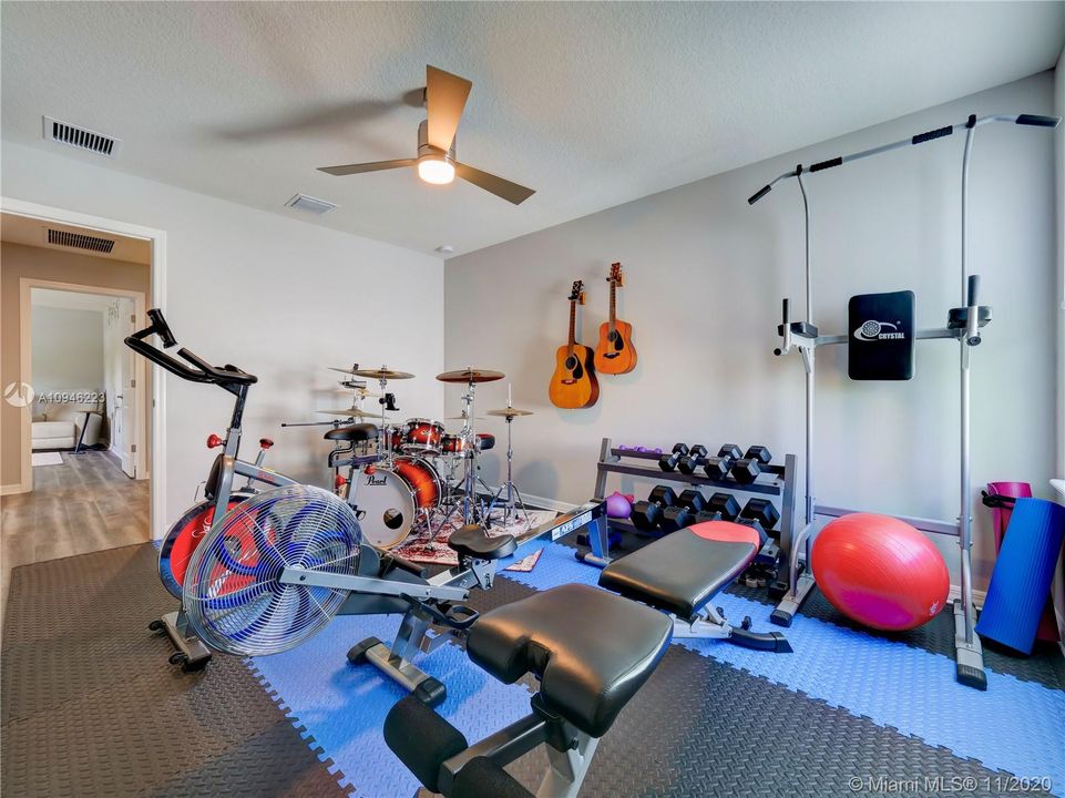 Recently Sold: $789,000 (5 beds, 2 baths, 3230 Square Feet)