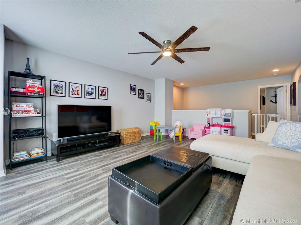 Recently Sold: $789,000 (5 beds, 2 baths, 3230 Square Feet)