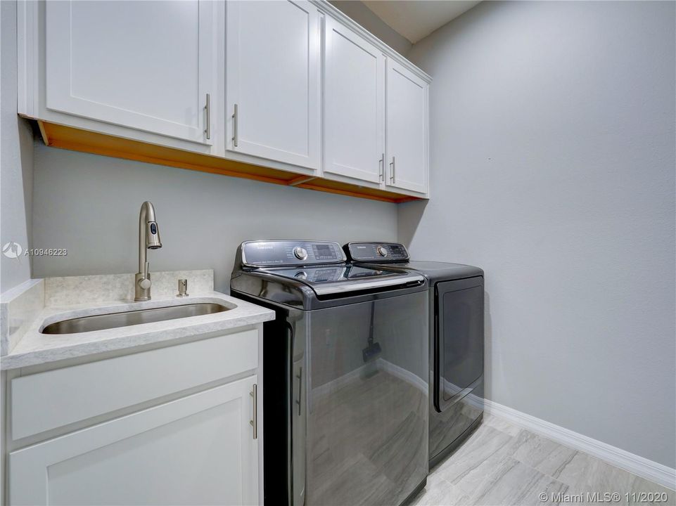 Recently Sold: $789,000 (5 beds, 2 baths, 3230 Square Feet)