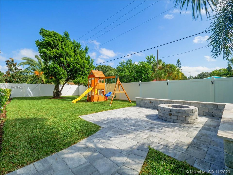 Recently Sold: $789,000 (5 beds, 2 baths, 3230 Square Feet)