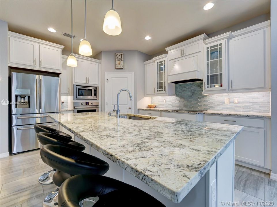 Recently Sold: $789,000 (5 beds, 2 baths, 3230 Square Feet)
