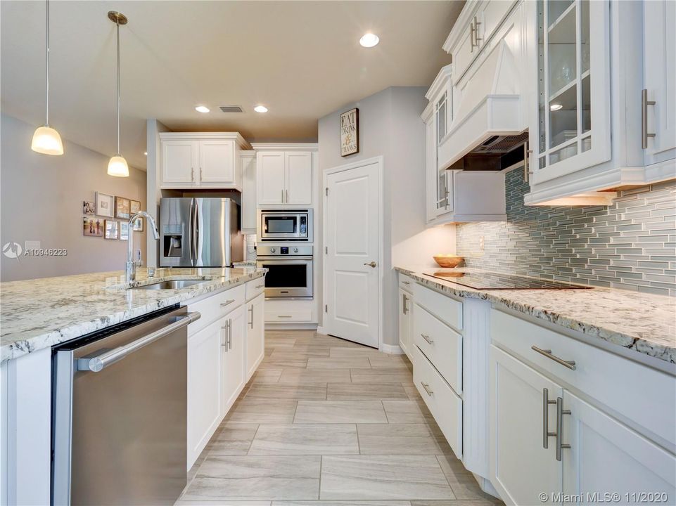 Recently Sold: $789,000 (5 beds, 2 baths, 3230 Square Feet)