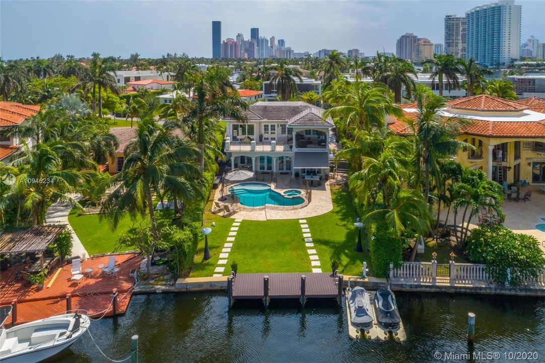 Recently Sold: $4,695,000 (5 beds, 5 baths, 4234 Square Feet)