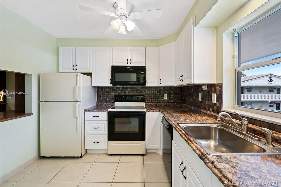 Vendido Recientemente: $164,500 (2 camas, 2 baños, 930 Pies cuadrados)