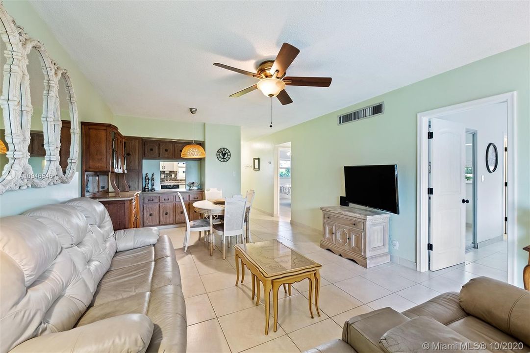 Vendido Recientemente: $164,500 (2 camas, 2 baños, 930 Pies cuadrados)