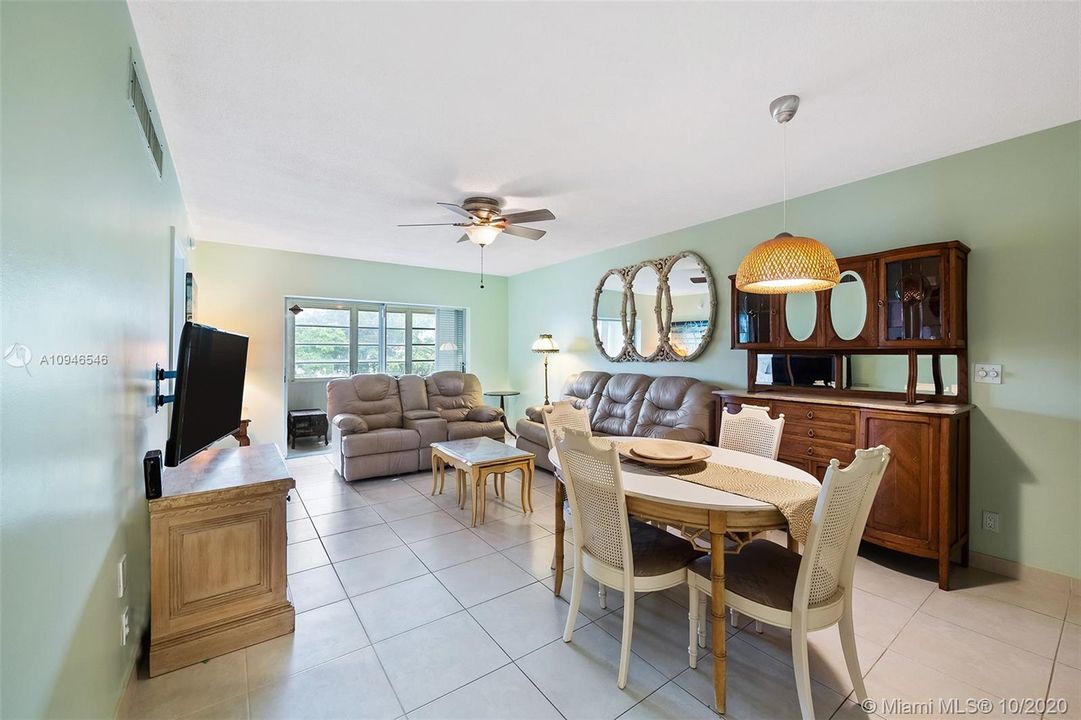 Vendido Recientemente: $164,500 (2 camas, 2 baños, 930 Pies cuadrados)