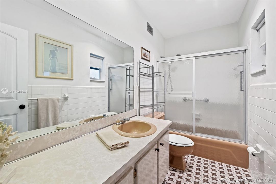 Vendido Recientemente: $164,500 (2 camas, 2 baños, 930 Pies cuadrados)