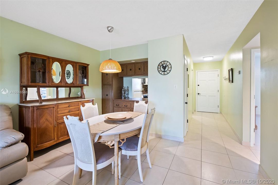 Vendido Recientemente: $164,500 (2 camas, 2 baños, 930 Pies cuadrados)