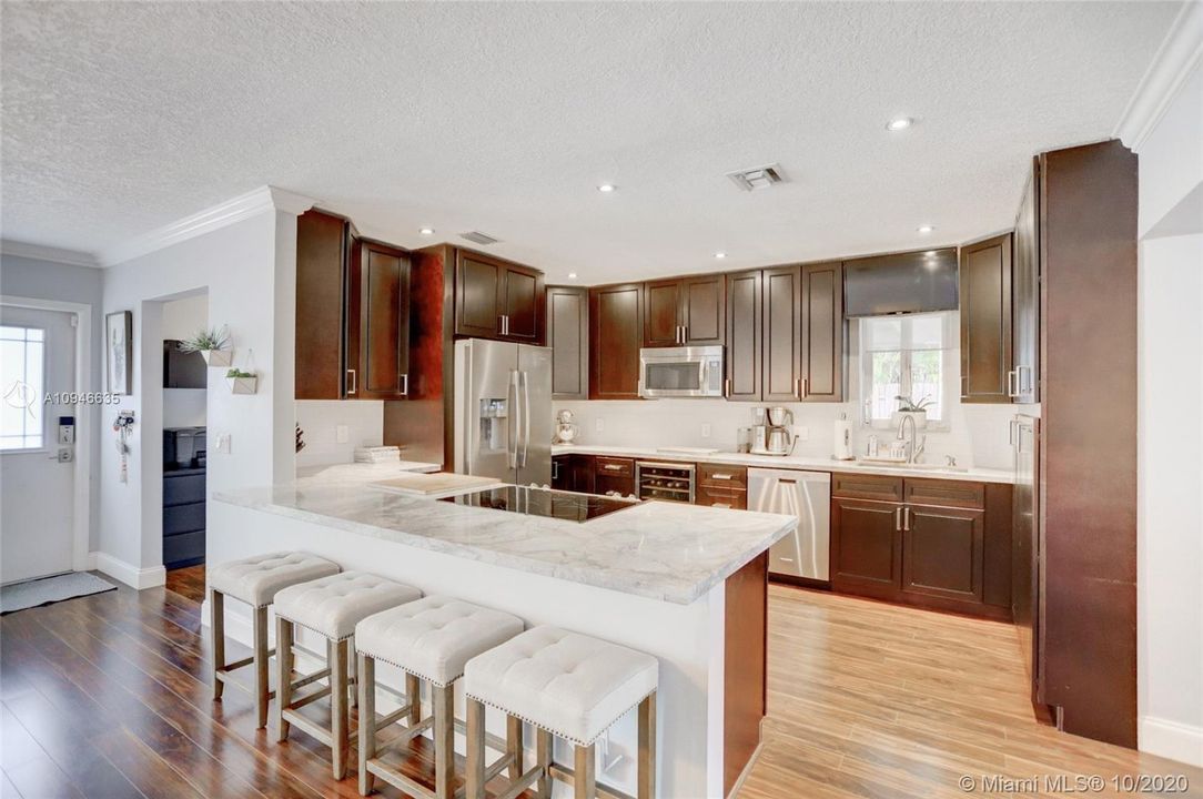 Vendido Recientemente: $560,000 (3 camas, 3 baños, 1886 Pies cuadrados)