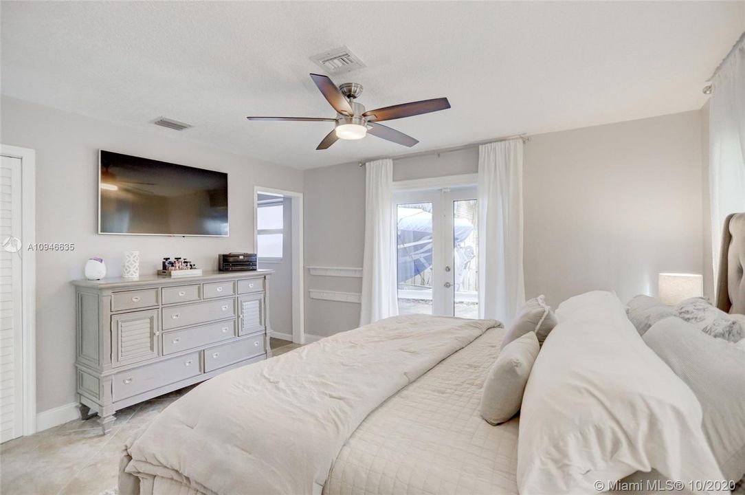 Vendido Recientemente: $560,000 (3 camas, 3 baños, 1886 Pies cuadrados)