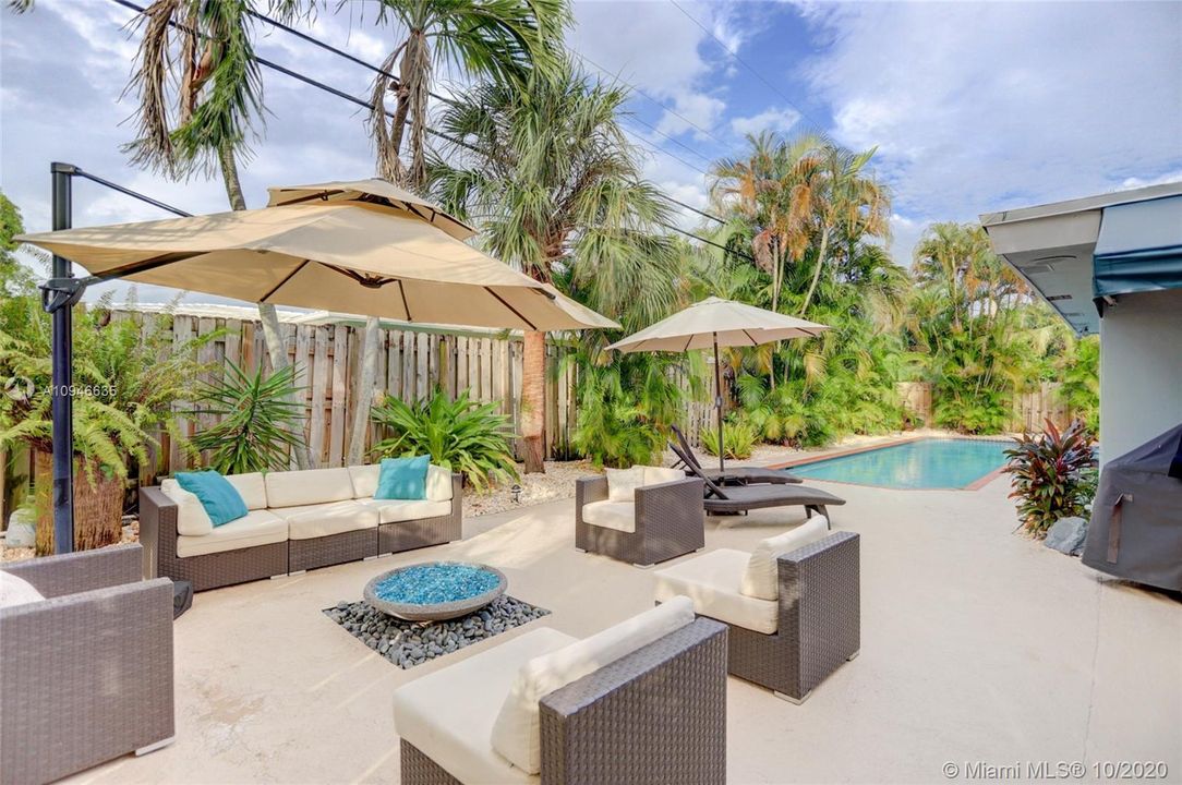 Vendido Recientemente: $560,000 (3 camas, 3 baños, 1886 Pies cuadrados)