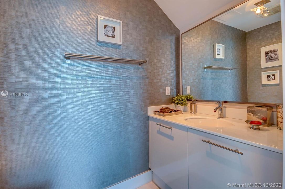 Vendido Recientemente: $1,070,000 (3 camas, 3 baños, 2367 Pies cuadrados)