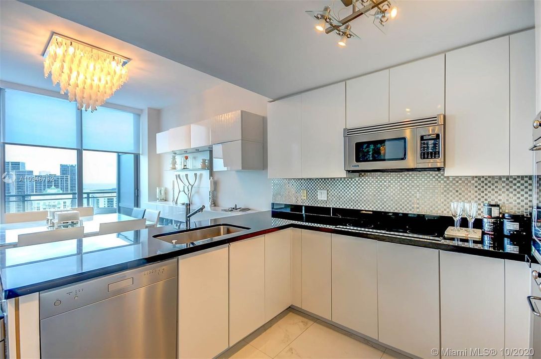 Vendido Recientemente: $1,070,000 (3 camas, 3 baños, 2367 Pies cuadrados)