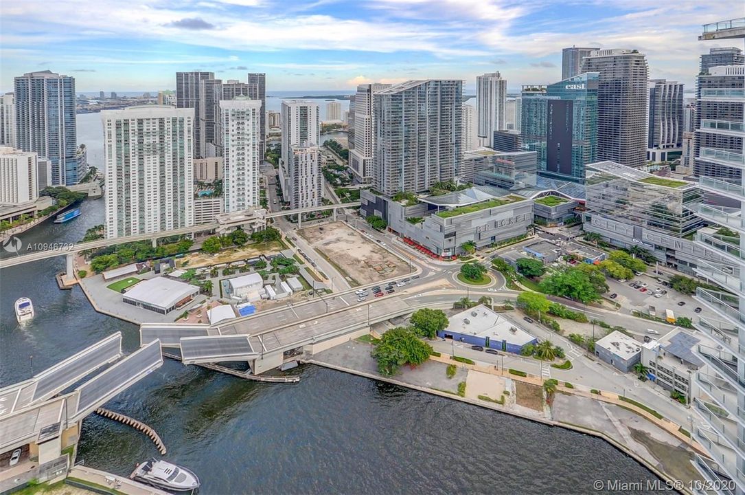 Vendido Recientemente: $1,070,000 (3 camas, 3 baños, 2367 Pies cuadrados)