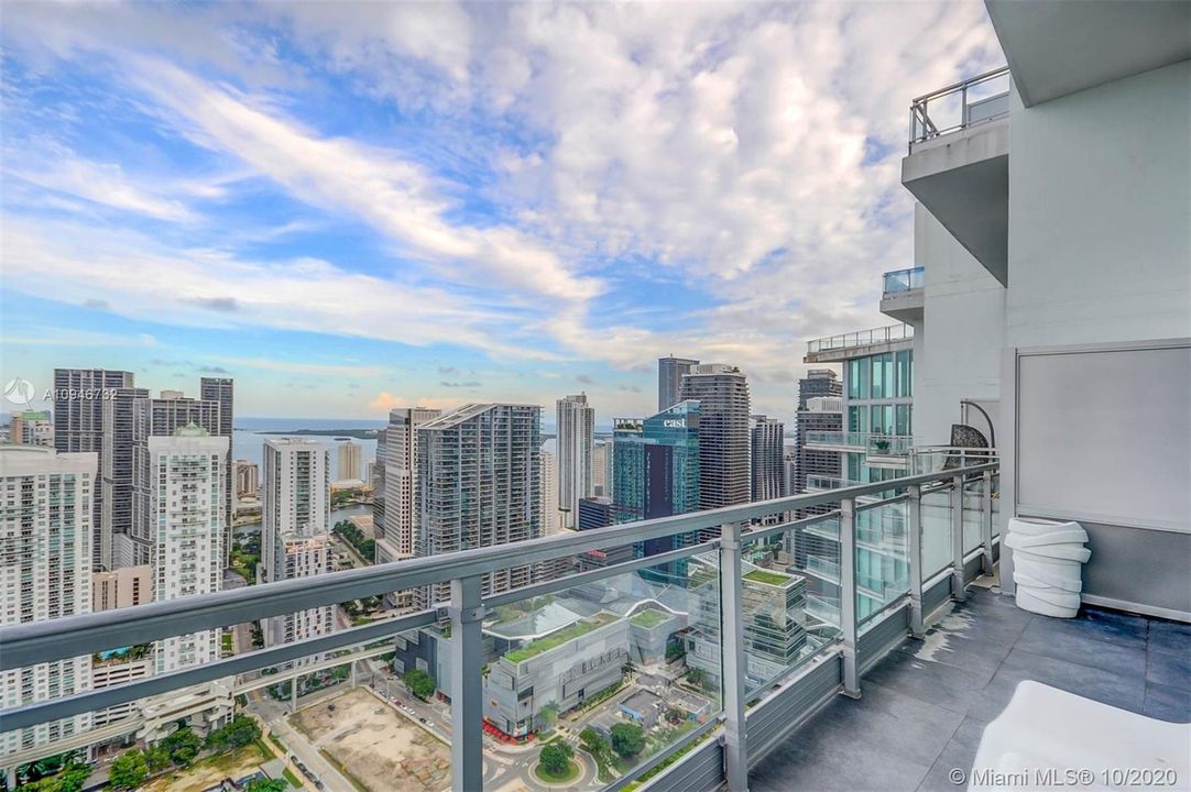 Vendido Recientemente: $1,070,000 (3 camas, 3 baños, 2367 Pies cuadrados)