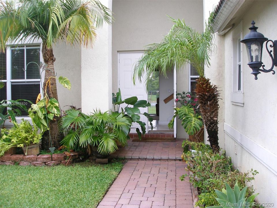 Recientemente alquilado: $3,550 (4 camas, 4 baños, 2718 Pies cuadrados)