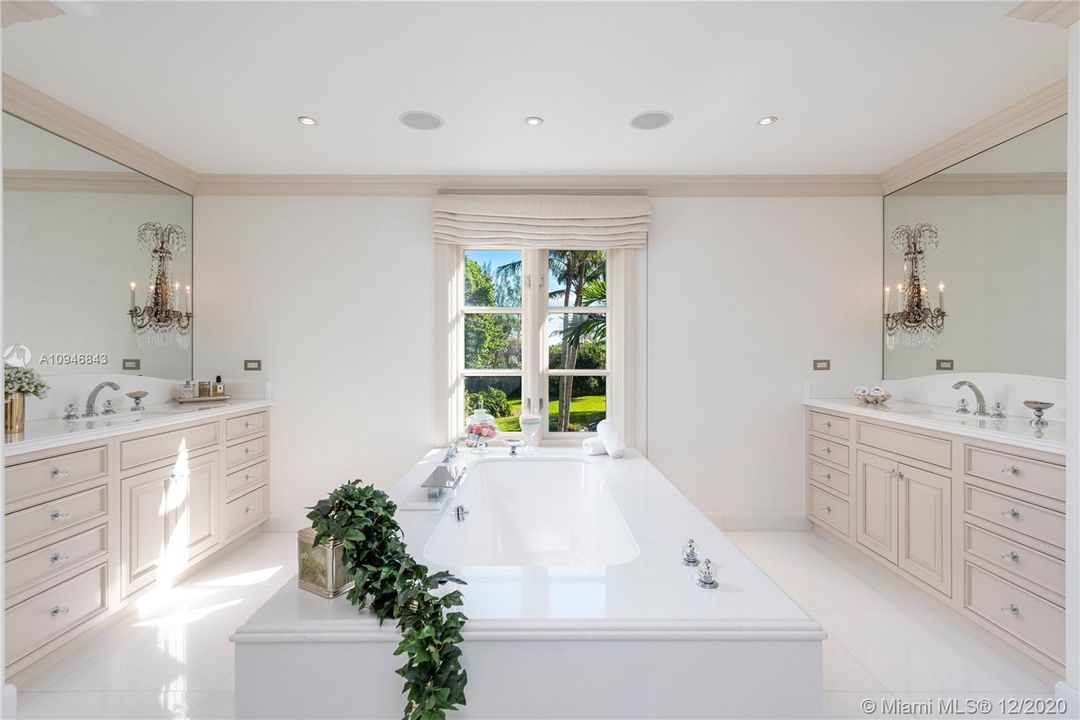 Recently Sold: $12,895,000 (5 beds, 5 baths, 8533 Square Feet)