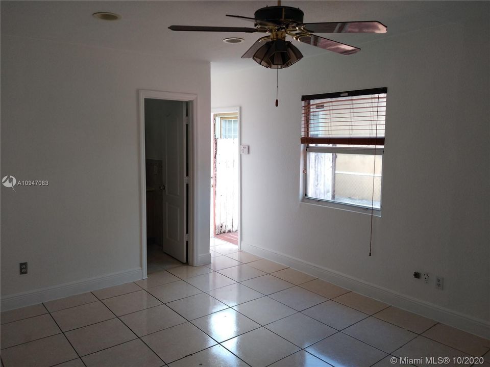 Recently Sold: $310,000 (2 beds, 1 baths, 936 Square Feet)