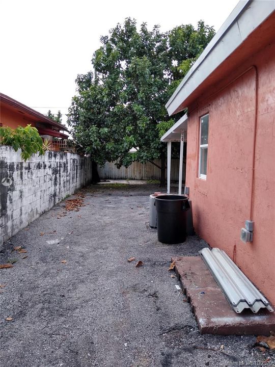 Recently Sold: $310,000 (2 beds, 1 baths, 936 Square Feet)