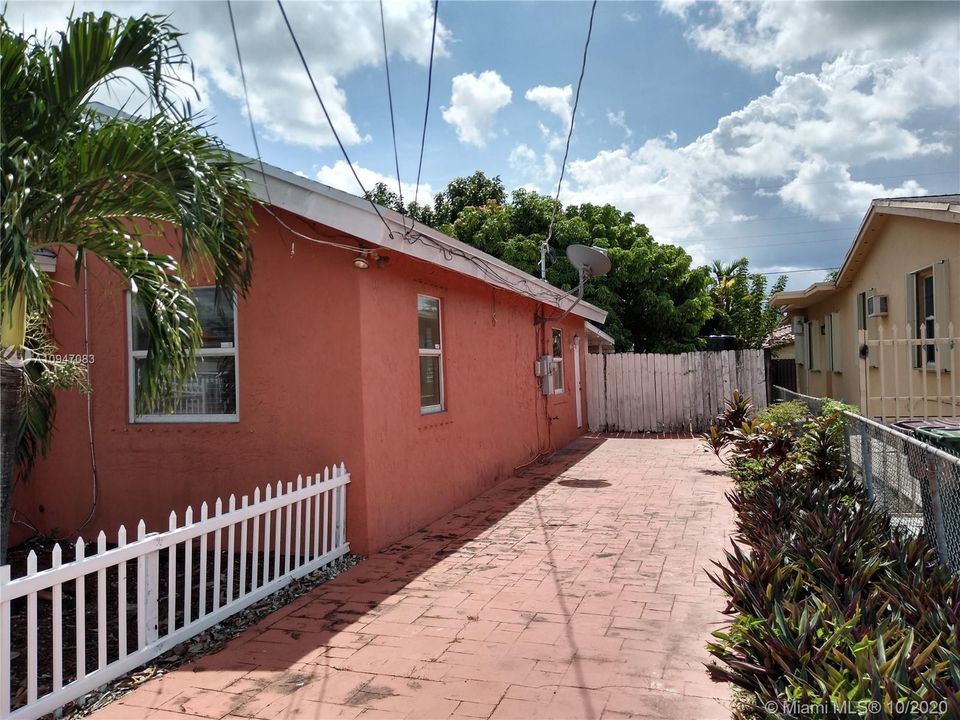 Recently Sold: $310,000 (2 beds, 1 baths, 936 Square Feet)