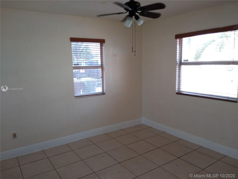 Recently Sold: $310,000 (2 beds, 1 baths, 936 Square Feet)