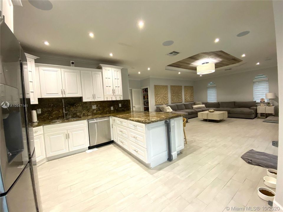 Недавно продано: $879,000 (3 спален, 3 ванн, 2246 Квадратных фут)