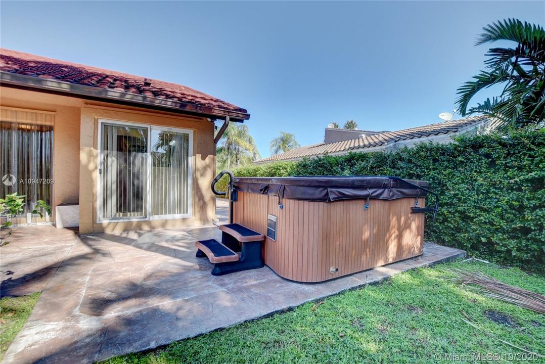 Недавно продано: $549,999 (4 спален, 2 ванн, 1915 Квадратных фут)