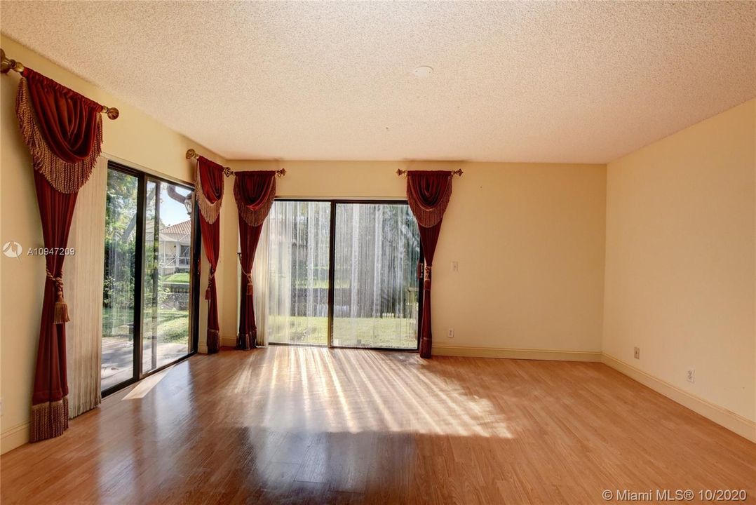 Недавно продано: $549,999 (4 спален, 2 ванн, 1915 Квадратных фут)