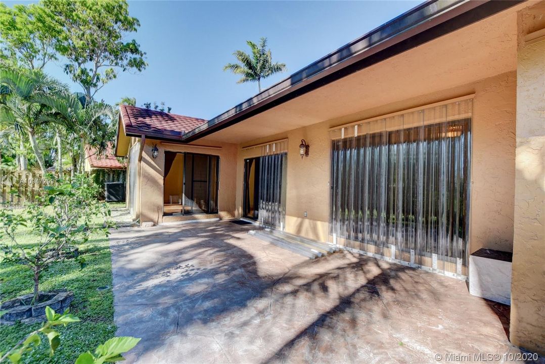Недавно продано: $549,999 (4 спален, 2 ванн, 1915 Квадратных фут)
