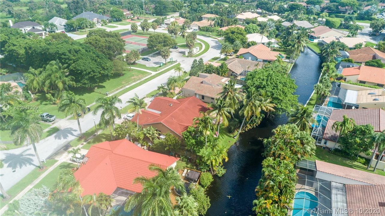 Недавно продано: $549,999 (4 спален, 2 ванн, 1915 Квадратных фут)
