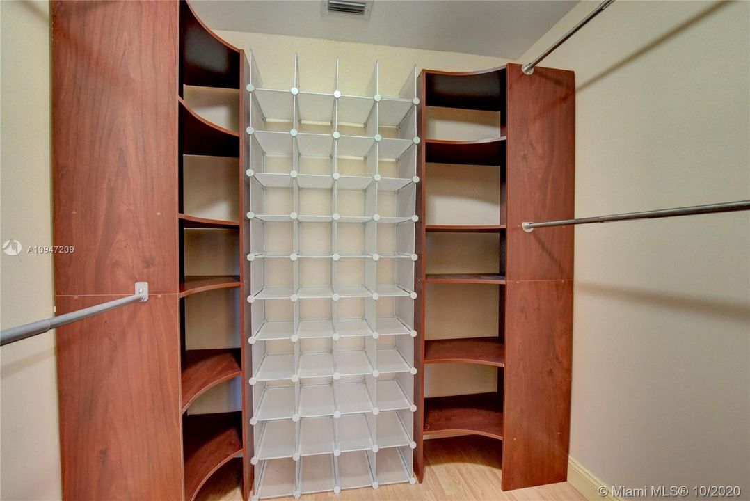 Недавно продано: $549,999 (4 спален, 2 ванн, 1915 Квадратных фут)