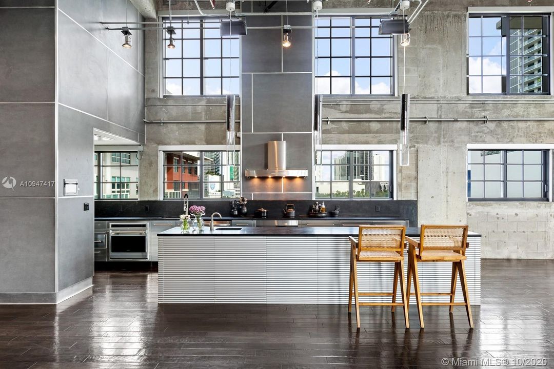 Vendido Recientemente: $3,900,000 (5 camas, 5 baños, 5436 Pies cuadrados)