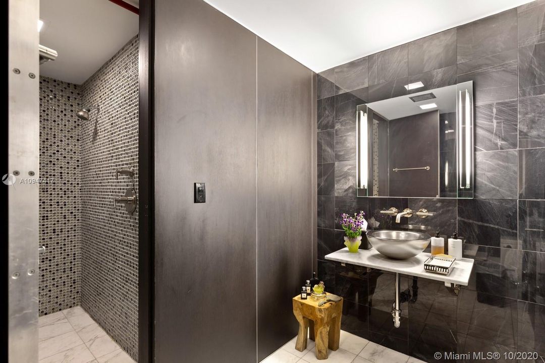 Vendido Recientemente: $3,900,000 (5 camas, 5 baños, 5436 Pies cuadrados)