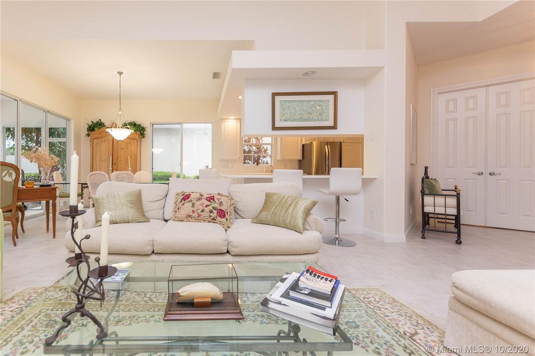 Vendido Recientemente: $519,000 (3 camas, 2 baños, 2000 Pies cuadrados)