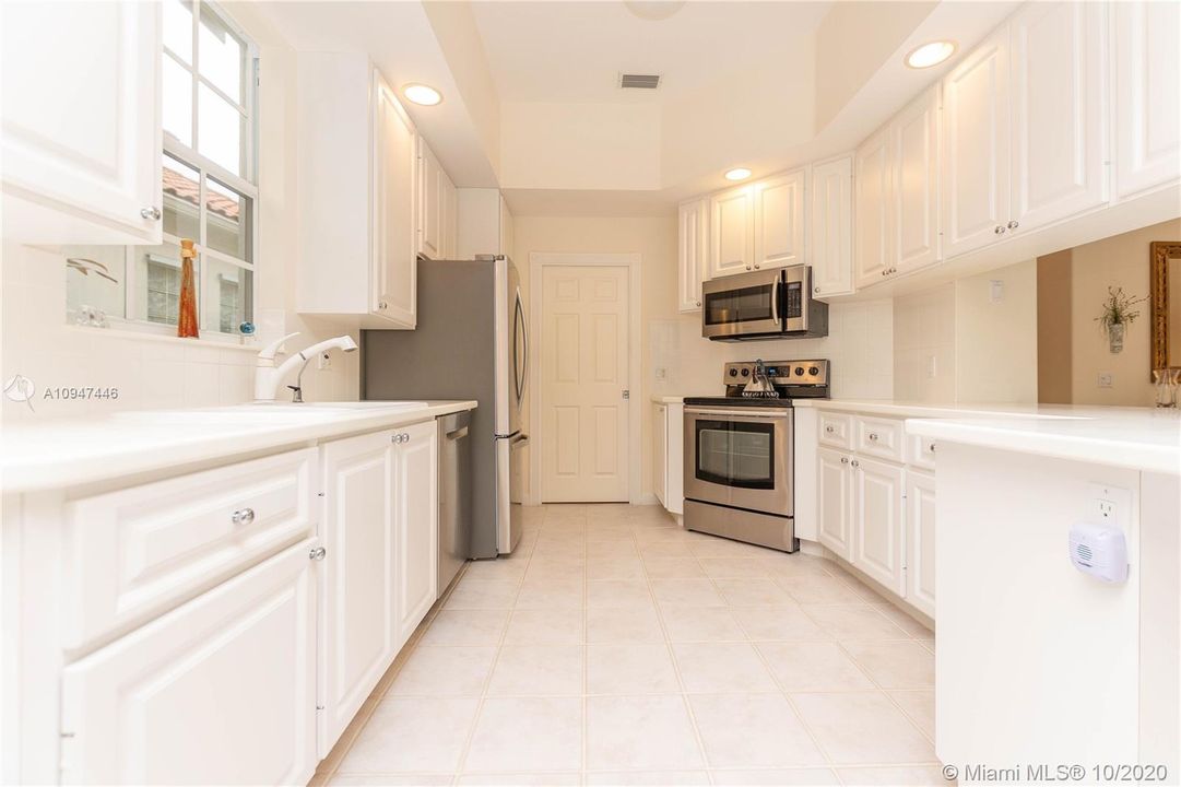 Vendido Recientemente: $519,000 (3 camas, 2 baños, 2000 Pies cuadrados)