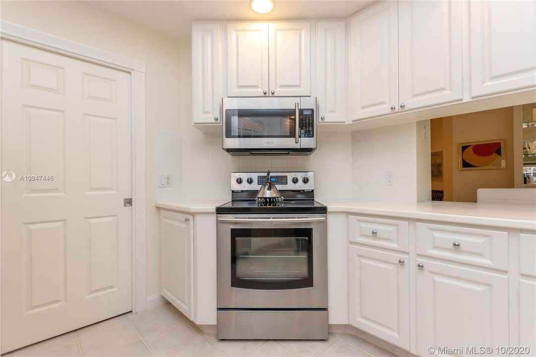 Vendido Recientemente: $519,000 (3 camas, 2 baños, 2000 Pies cuadrados)
