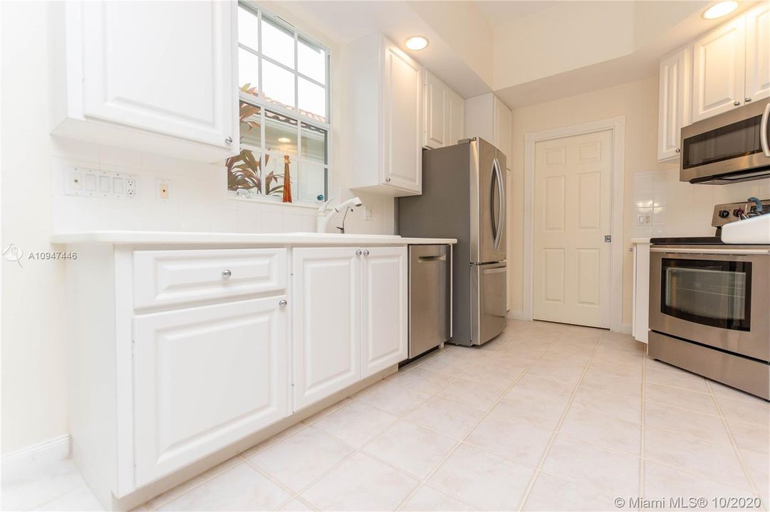 Vendido Recientemente: $519,000 (3 camas, 2 baños, 2000 Pies cuadrados)