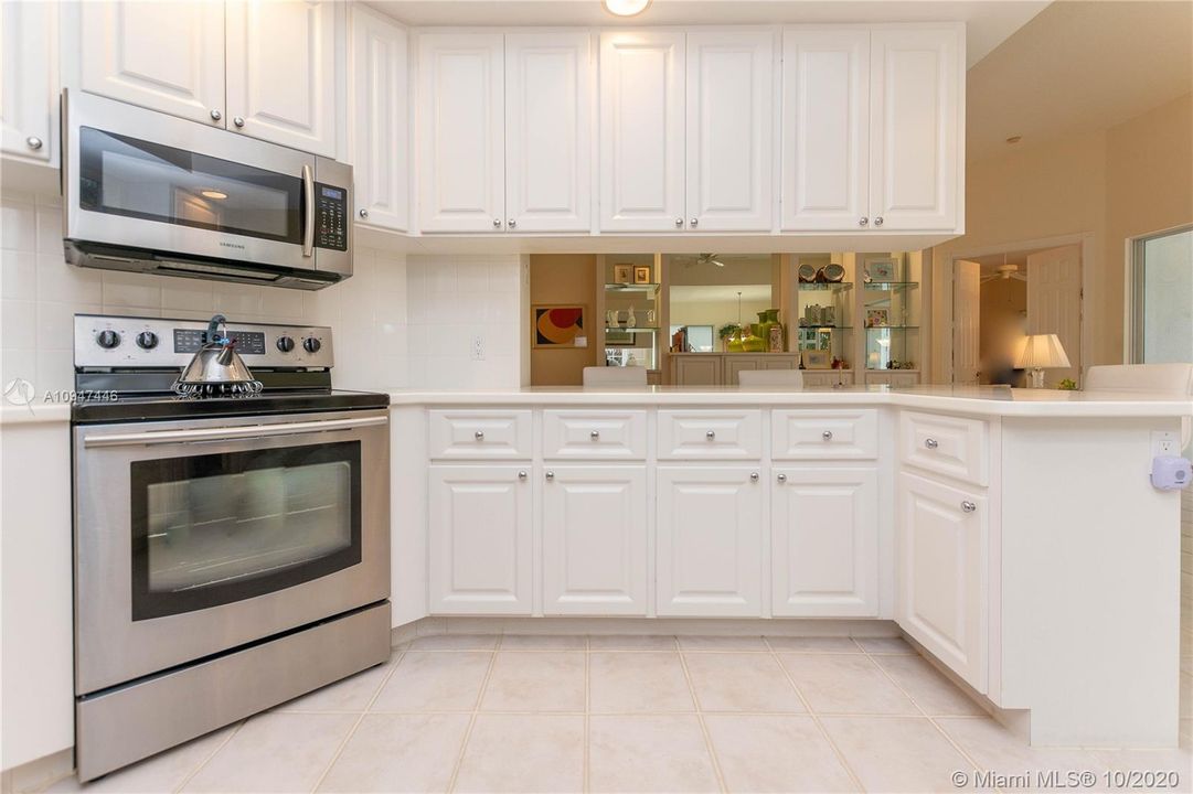Vendido Recientemente: $519,000 (3 camas, 2 baños, 2000 Pies cuadrados)