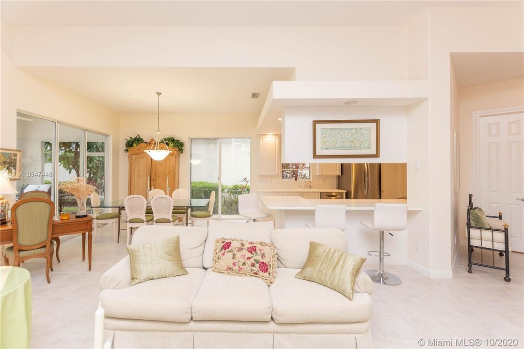 Vendido Recientemente: $519,000 (3 camas, 2 baños, 2000 Pies cuadrados)