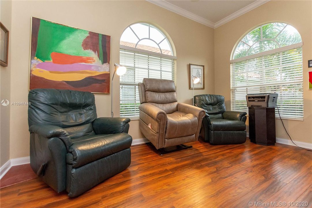 Vendido Recientemente: $519,000 (3 camas, 2 baños, 2000 Pies cuadrados)