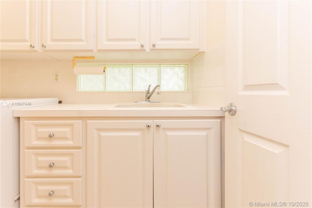Vendido Recientemente: $519,000 (3 camas, 2 baños, 2000 Pies cuadrados)