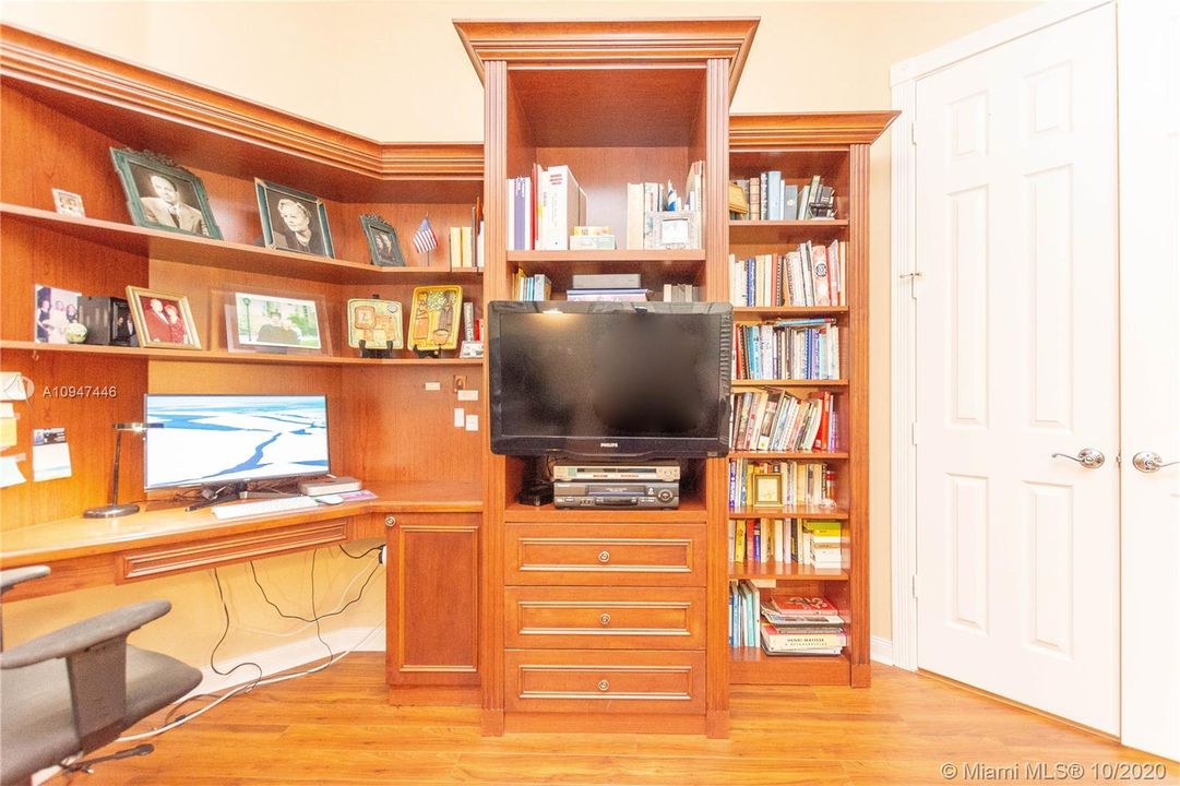 Vendido Recientemente: $519,000 (3 camas, 2 baños, 2000 Pies cuadrados)