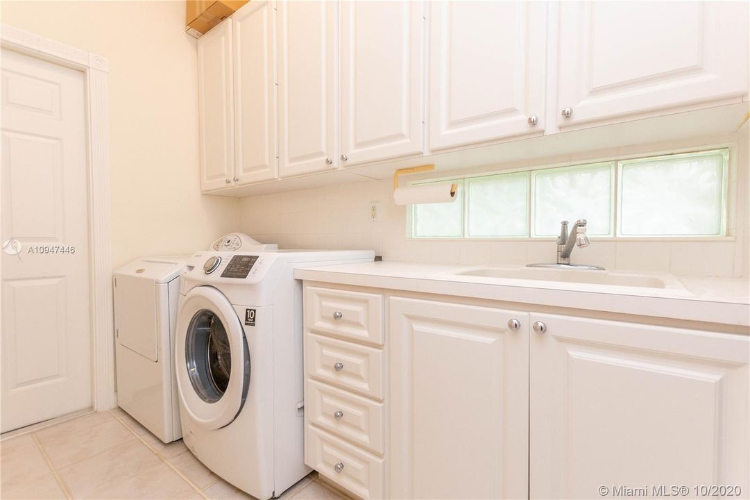 Vendido Recientemente: $519,000 (3 camas, 2 baños, 2000 Pies cuadrados)