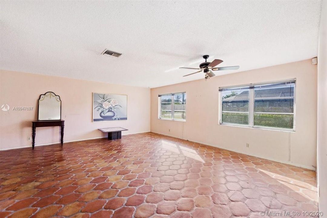 Vendido Recientemente: $320,000 (3 camas, 2 baños, 1514 Pies cuadrados)