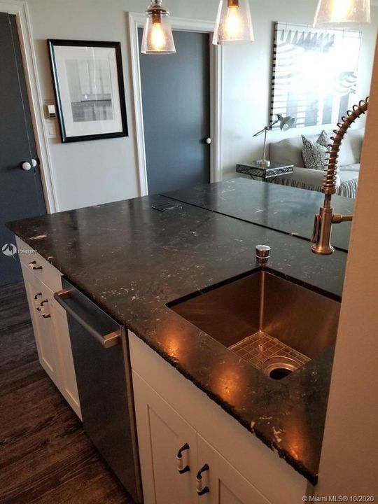 Recently Sold: $425,000 (1 beds, 1 baths, 693 Square Feet)