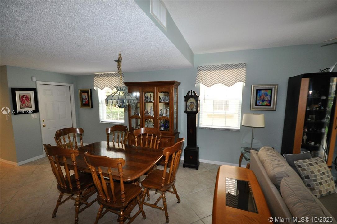 Vendido Recientemente: $360,000 (3 camas, 2 baños, 1443 Pies cuadrados)