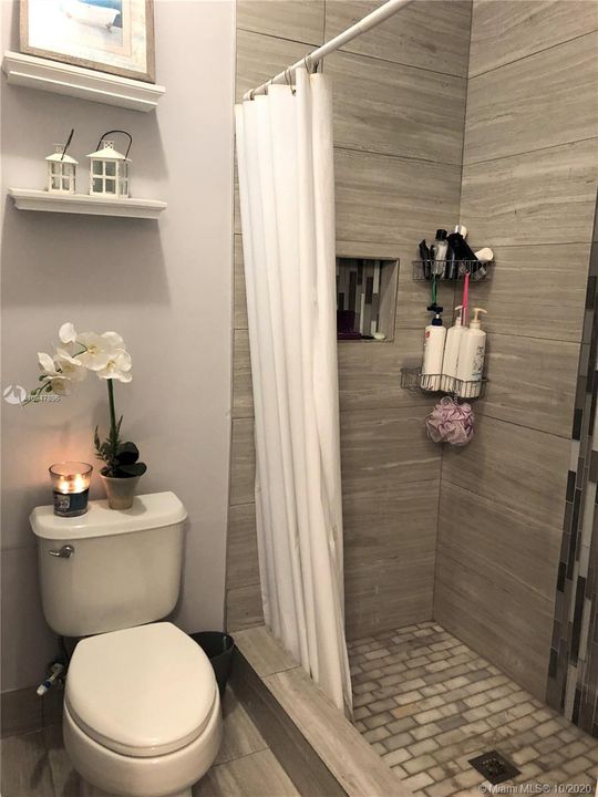 Recently Sold: $230,000 (2 beds, 2 baths, 1424 Square Feet)