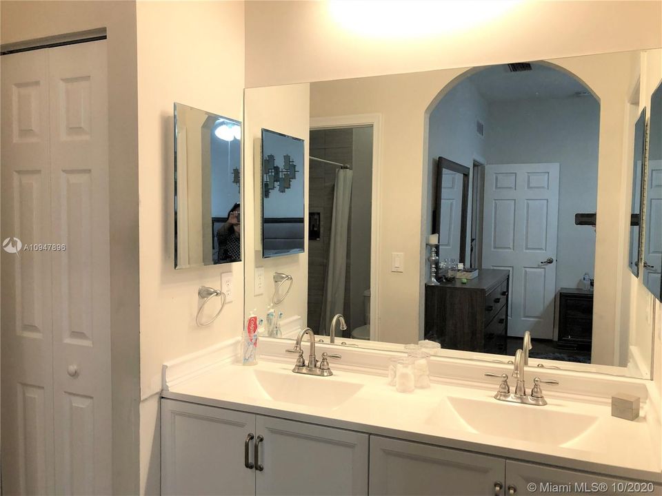 Recently Sold: $230,000 (2 beds, 2 baths, 1424 Square Feet)